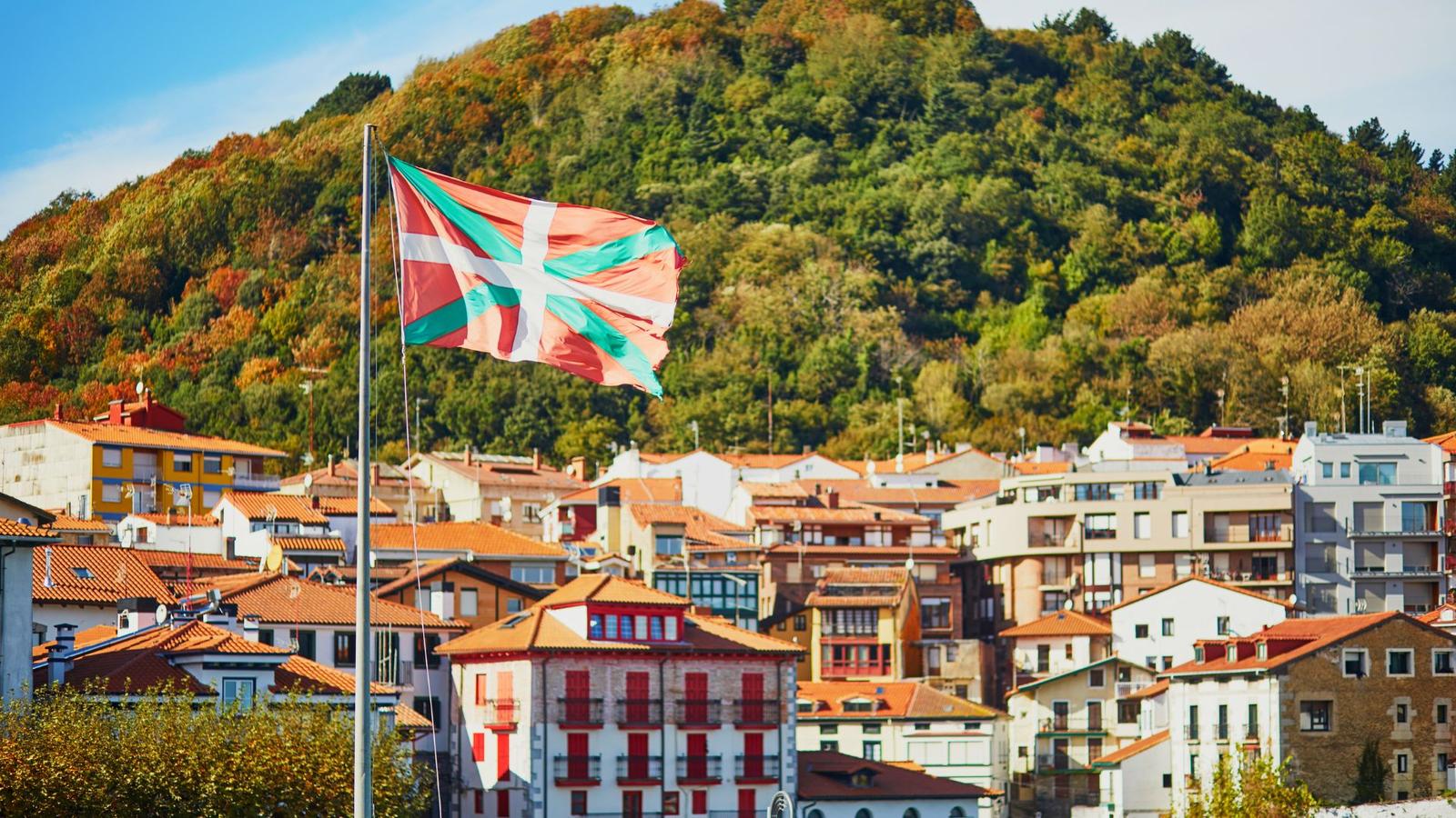 Village basque, toits rouges et drapeau basque